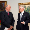 King Harald with Edward Gallagher of the ASF, during the visit to "Luminous Modernism" (Photo: Christine A. Butler / American-Scandinavian Foundation)